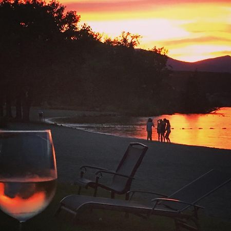 The Village Motel Нарамата Екстер'єр фото